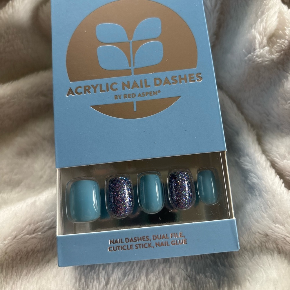 Red Aspen Nail Dash snowy Sabrina